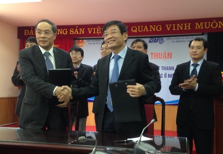 Vietnamese guest workers given access to online radio, TV services - ảnh 1